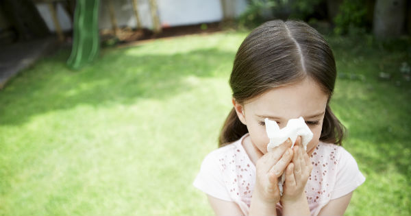 girl cleaning her nose with cleenex